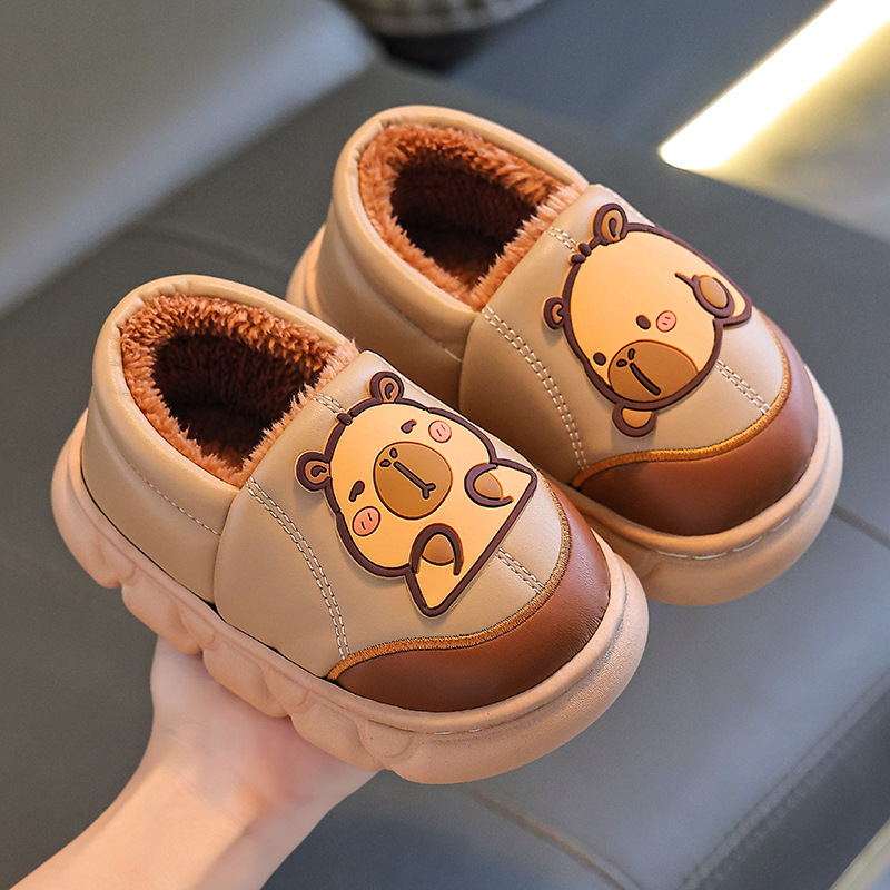 Kapibara otoño y invierno bolsas de zapatos de tacones de algodón de piel PU impermeable y cálida, zapatillas de algodón para niños en casa.