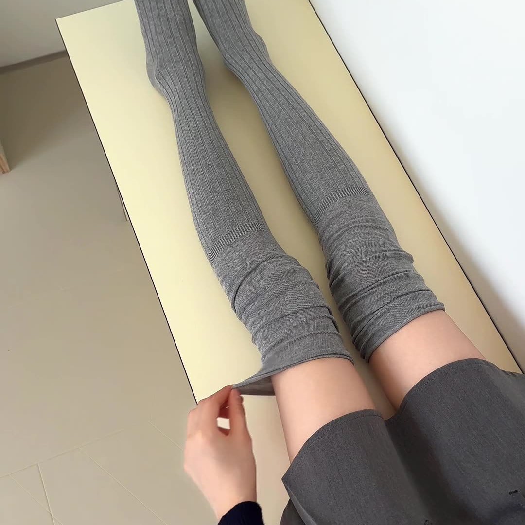 アングラの赤い櫛の綿の長い筒は膝の靴下の高い筒の純色のつなぎ合わせのinsの潮は妊婦の太ももの靴下に乗ります。