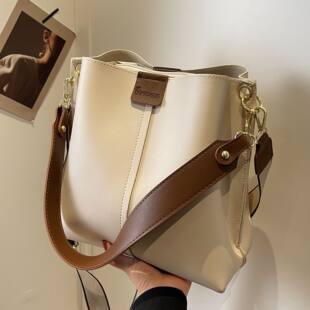 Capacious shoulder bag, retro fashionable bag strap, one-shoulder bag
