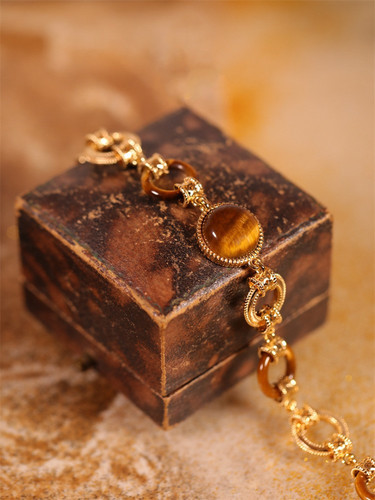 Original design lightweight luxury tiger's eye stone antique bracelet with a touch of vintage elegance, perfect for a refined and trendy workplace look, ideal for the modern professional.