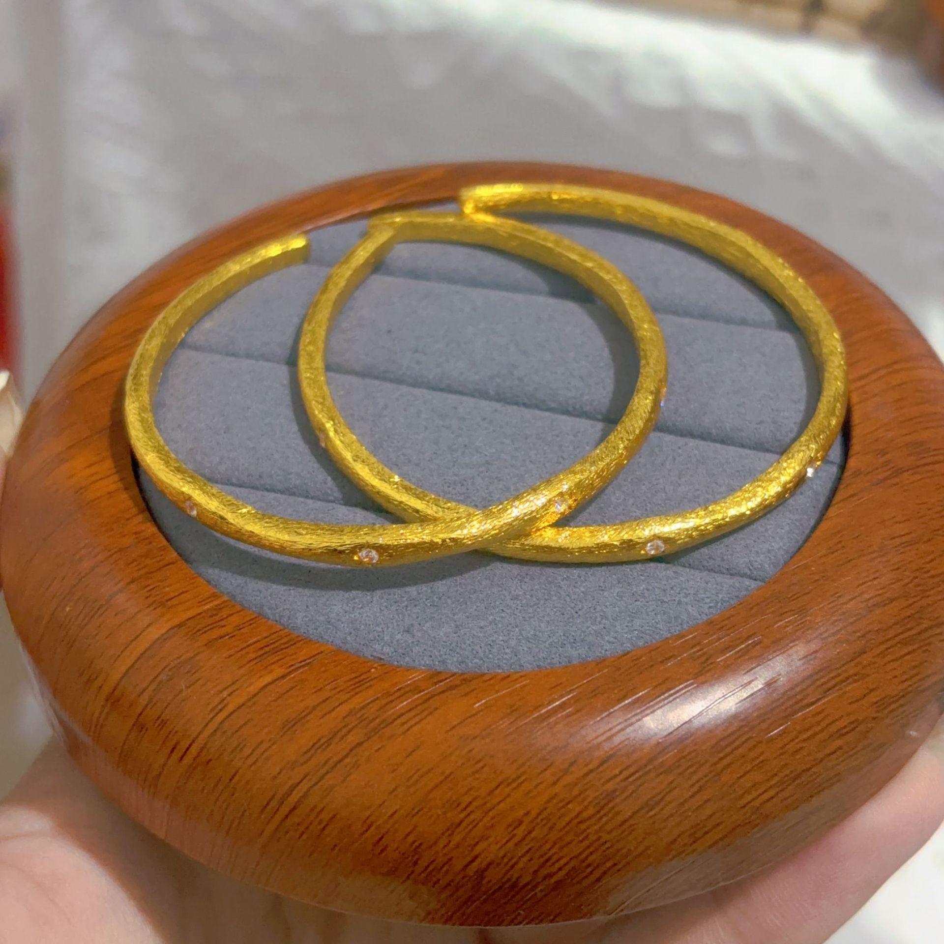Bracciale in oro sabbia stile cinese bangle intagliato donna_voghion.com