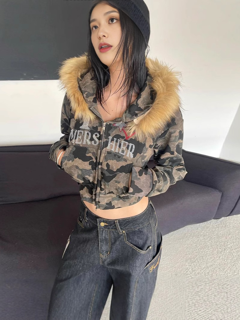 秋冬の女性の新型アメリカのギャルは迷彩の毛の襟を取り外して帽子のパーカーのファスナーのショートコートとベルベットの保温を持ちます。