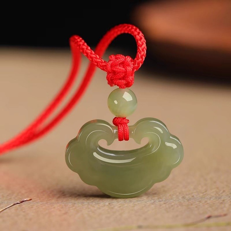 Mặt dây chuyền ngọc Hetian hình mây lành khóa an toàn, dài 25–30 mm — Màu xanh nhạt, Màu nắng đậm, Màu nắng trung tính chi tiết 8