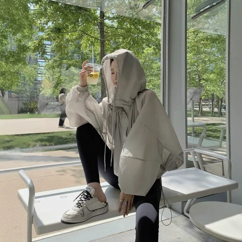 Breathable ice silk sun protection clothing for women, 2026 summer lightweight new casual hooded Korean style loose sun protection jacket.