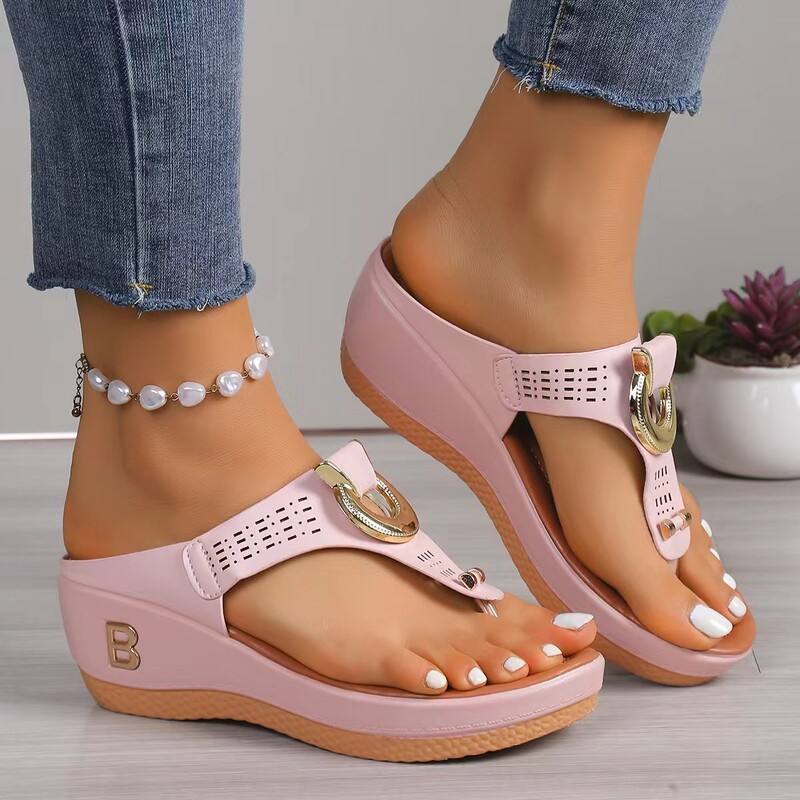 European and American Foreign Trade Metal Buckle Thick-Soled Flip-Flops for Women, New Summer Style Outdoor Wedge Beach Sandals