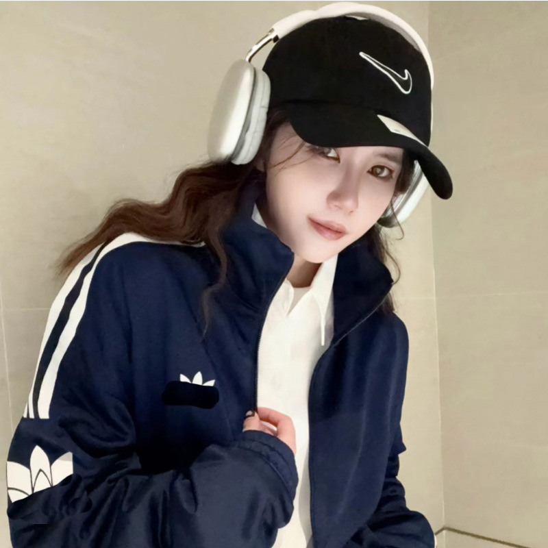 8400L three-leaf embroidered logo, three-stripe casual sports jacket, unisex, versatile jacket for spring and autumn