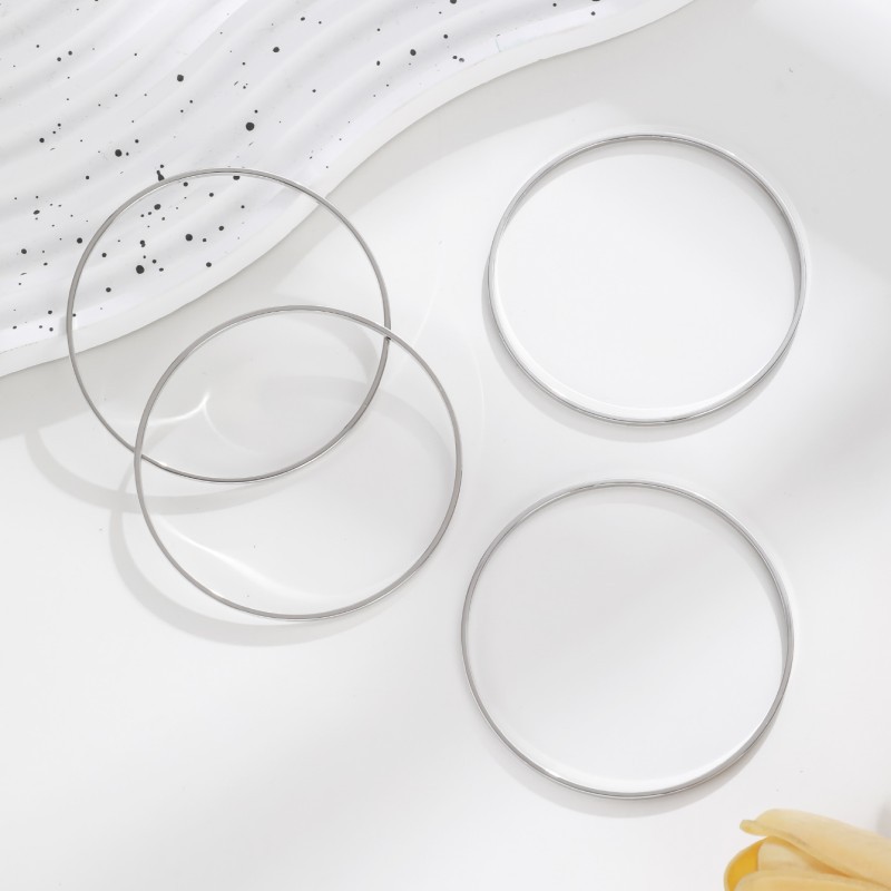 Bracelets minimalistes et superposables, légers et confortables. Hypoallergéniques, ils conviennent aux peaux sensibles. Une façon subtile de sublimer votre look quotidien._voghion.com