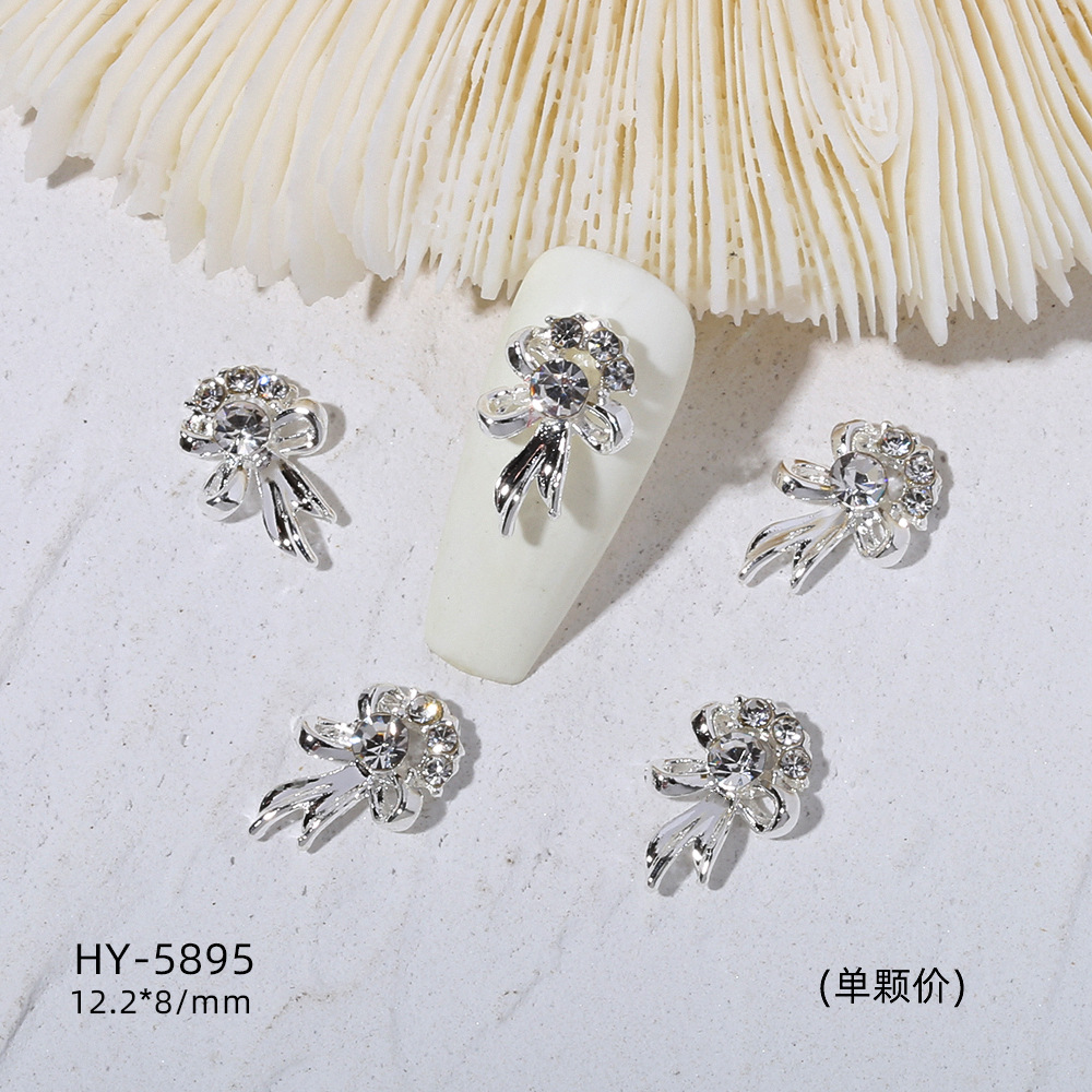 Venta caliente taladro de uñas arco de plata joyería tridimensional flash diamante esmalte de uñas decorativo diamante acabado pieza de uñas traje de joyería