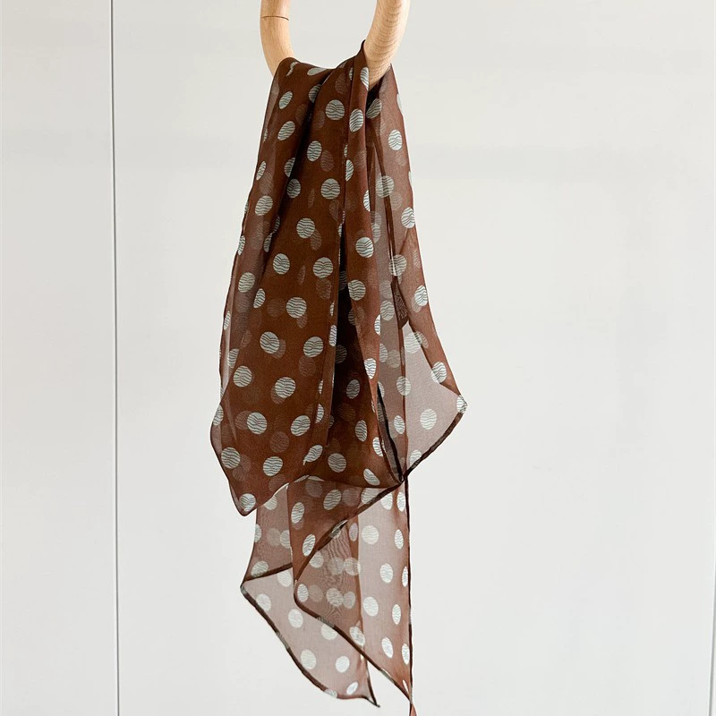 Французский Hep Ben Wind Mulberry Silk Лето Лето Фальш Joe Qiqi Ретро Роза Potten Зажим Шелк Шарф Женский Западный Западный Полотенце
