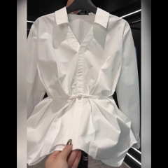 フランス独特の白い皿は腰のシャツの女性の春の正装の通勤の中で長袖のシャツの国潮の設計を掛けます。