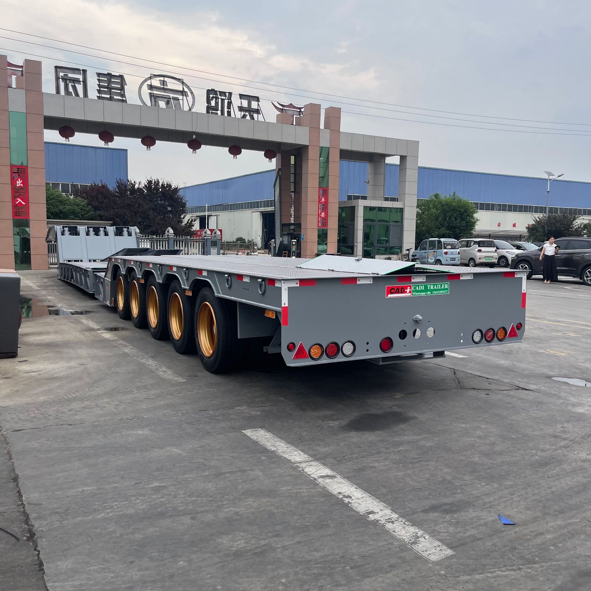 The Factory Supplies and Sells Special Low-Bed Semi-Trailers for Heavy Machinery Transport, Foldable Gooseneck Trailers with Powerful Engines