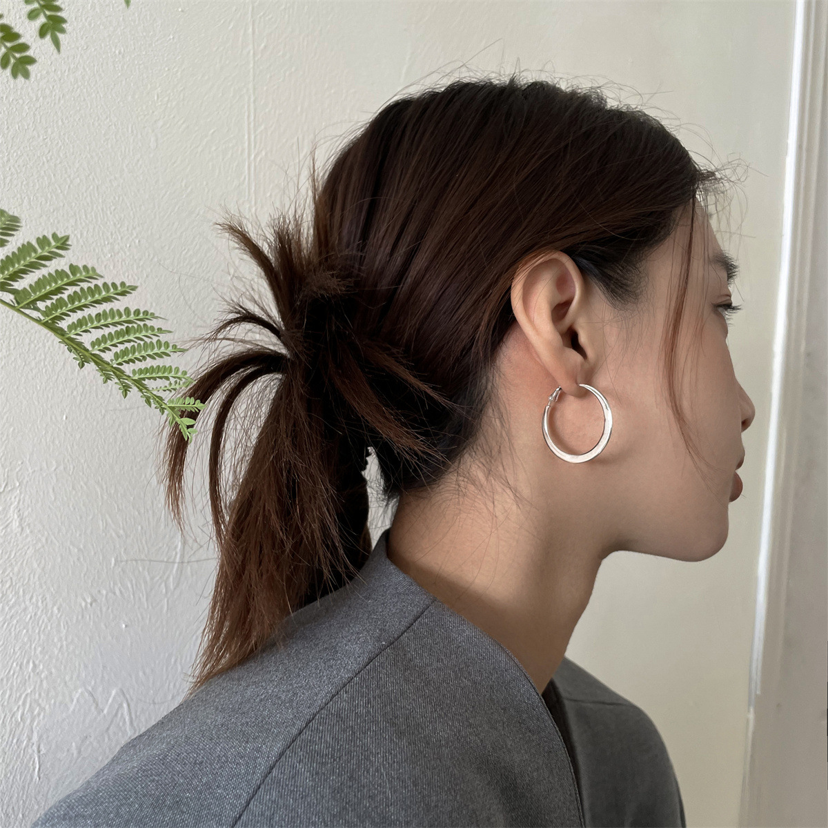 甜酷風圓圈彈簧扣素圈耳環女簡約小眾高級感925銀針氣質耳圈批發