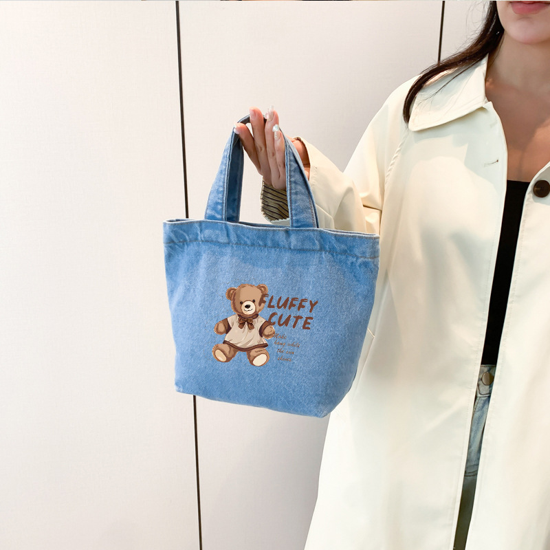 Los fabricantes venden bolsos de peluche de oso al por mayor, bolsos de muñecas de dibujos animados portátiles de gran capacidad, bolsos de moda y lindos.