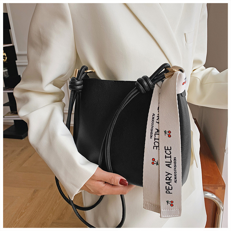 2021 New Solid Color Single Shoulder Messenger Handbags Fashion Texture Bucket Bag Korean Underarm Bag display picture 2