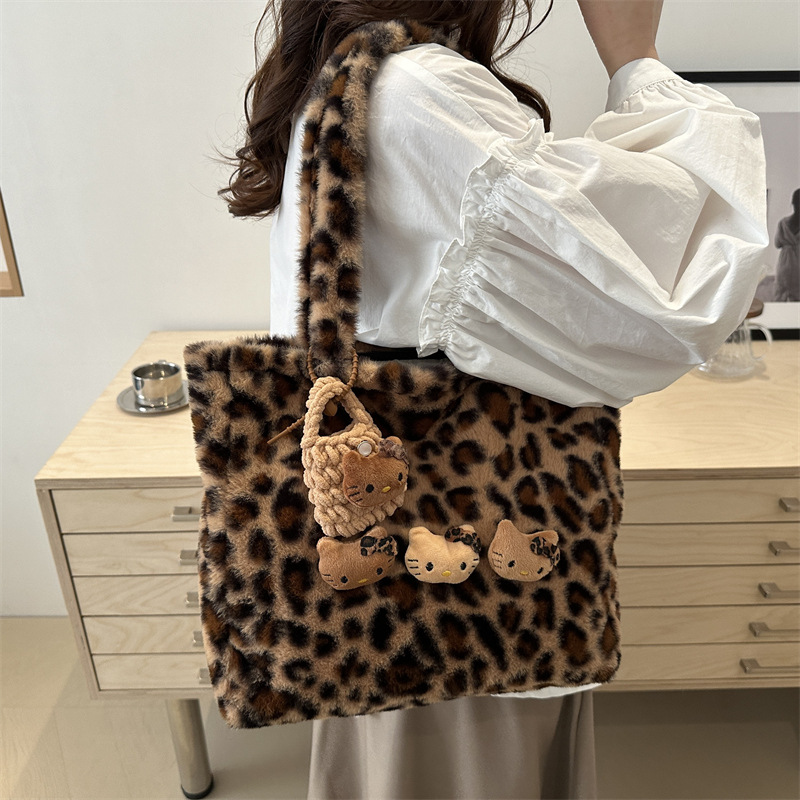 Bolsa portátil portátil de pelo retro para mujeres 2024 otoño y invierno nuevo leopardo de gran capacidad personalidad extranjera bolso de hombro