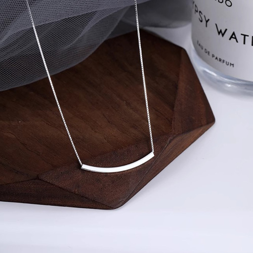Korean Minimalist Smiling Necklace for Women, Uniquely Versatile Design, Curved Smiling Lockchain, Blogger's Style, Trendy
