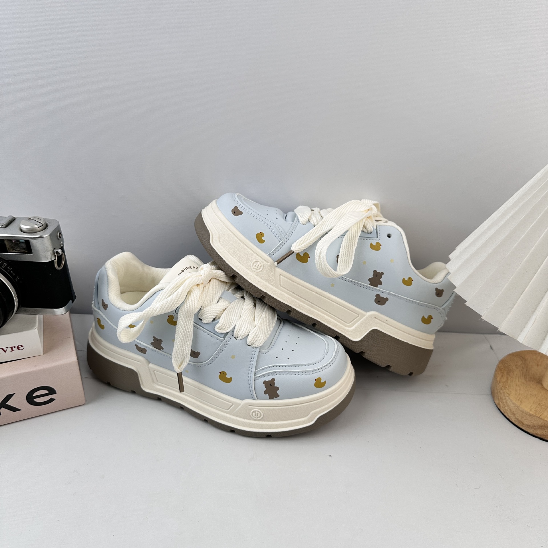 Farwave retro zapatos blancos para mujeres otoño y invierno 2025 zapatos de pan de suela gruesa de moda zapatos de lona de cuero zapatos de panel