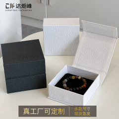 スポットクリスタルブレスレットジュエリーボックスエンボスロゴフリップトップ磁気ハード紙ジュエリーネックレスリングジュエリーギフトボックス