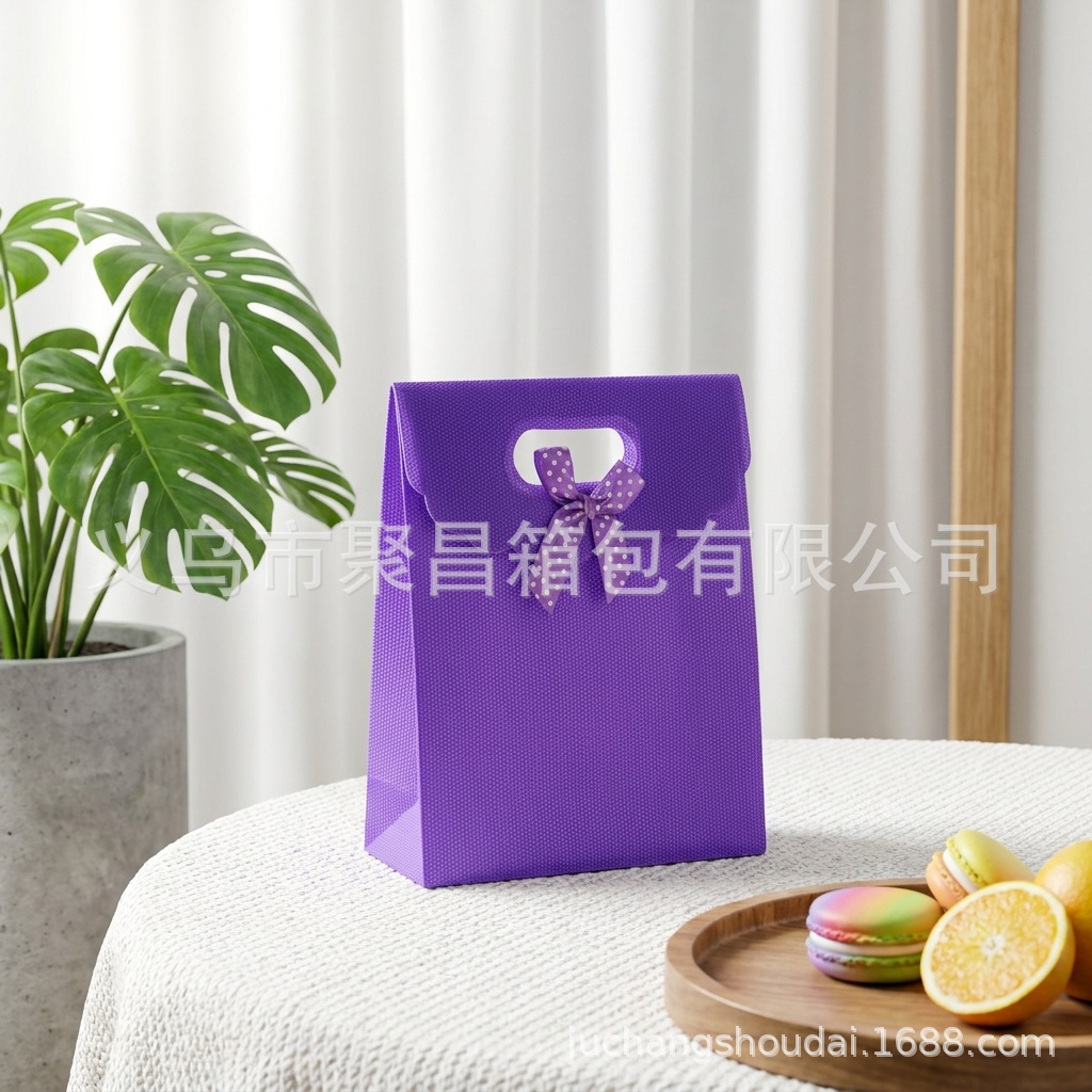 Bolsa de regalo con lazo multicolor, bolsa de mano de polipropileno con tapa abatible, bolsa de regalo con diseño hexagonal tipo ramo.