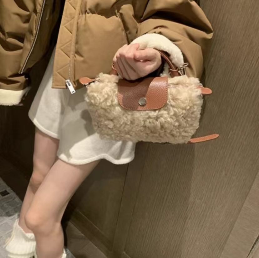 ラムウールクロスボディバッグ レディース 2025年秋冬新作 多用途 高級感 ニッチ ショルダーバッグ ハンドバッグ ファーバッグ