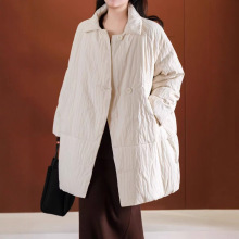 2025冬季新设计感翻领拼接宽松中长款轻便白鸭绒保暖羽绒服女外套