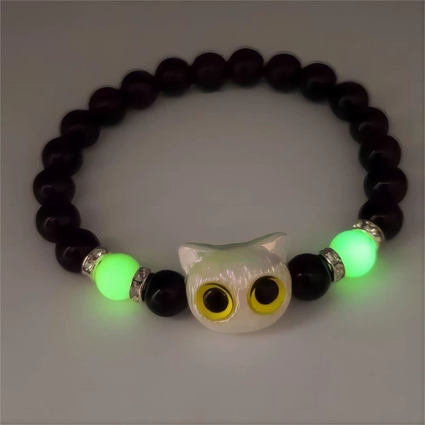 Glow-in-the-dark cat white cat yellow eyes