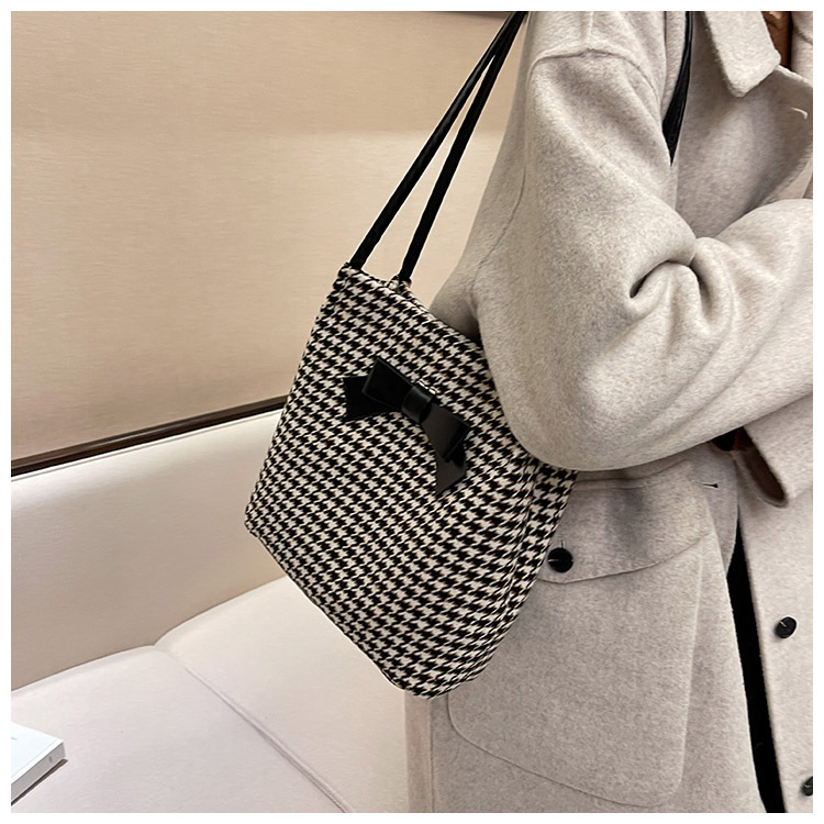 Weaving Check Pattern Big Bag Autumn And Winter Bow Commuter Tote Bag display picture 4