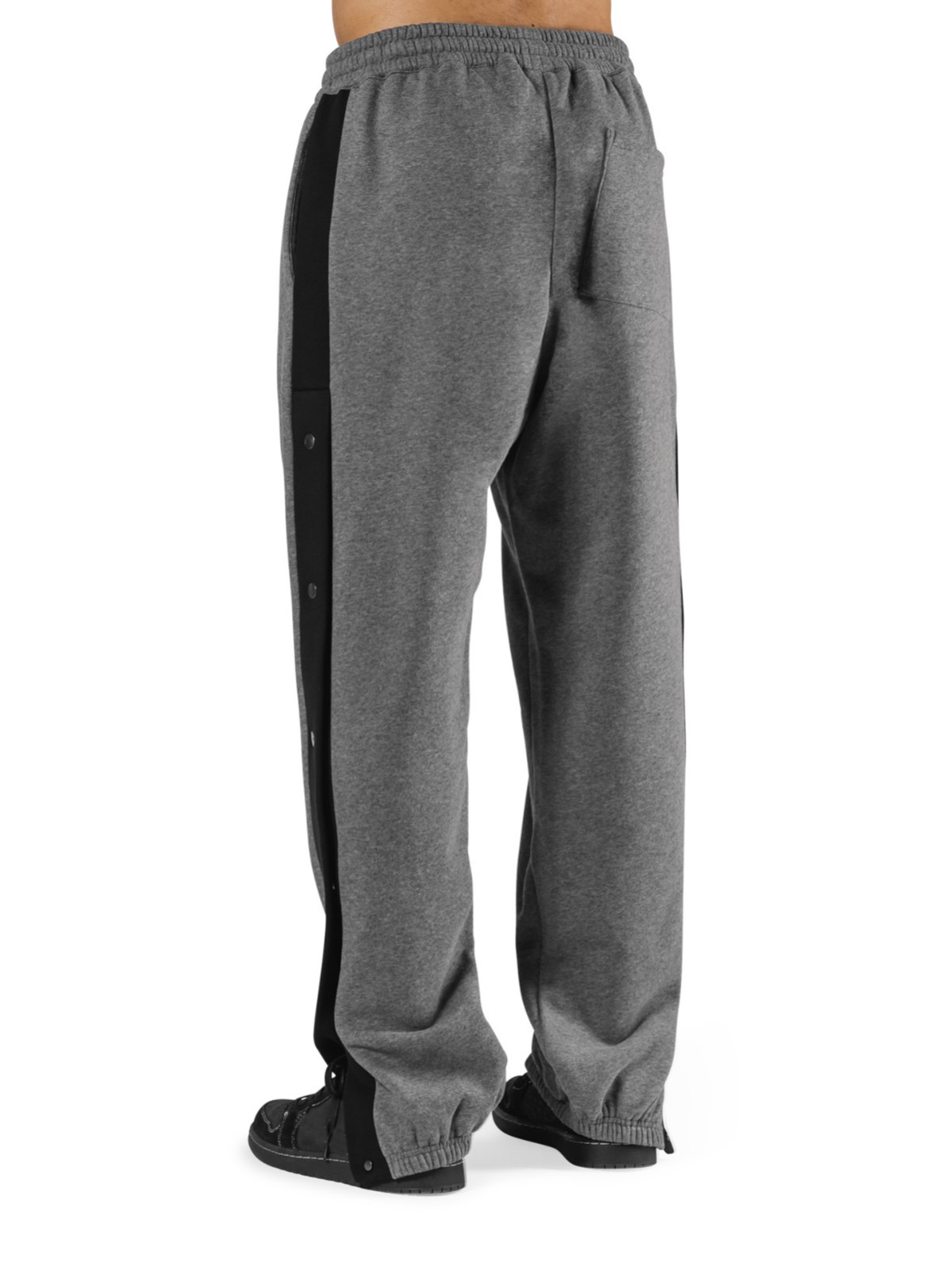 Los deportes de otoño e invierno de los músculos locos están completamente abiertos con hebillas y pantalones de terciopelo. los hombres están relajados y relajados. los pies están atados en otoño e invierno y los pantalones deportivos de terciopelo.