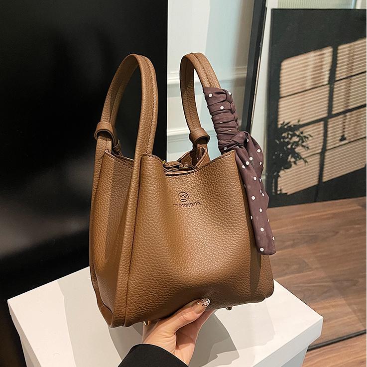 Transfronterizo superfuego retro versátil bolso de cubo para mujeres 2025 nuevo tipo de bolso de hombro de mano ocio simple canasta de verduras inclinadas