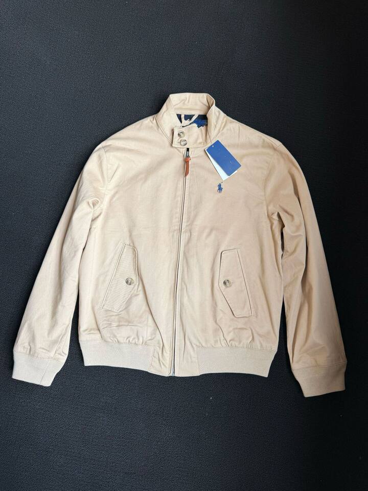 Áo khoác jacket nam cổ bẻ khóa kéo thêu hình ngựa nhỏ, dài tay, phong cách tối giản — Màu kaki