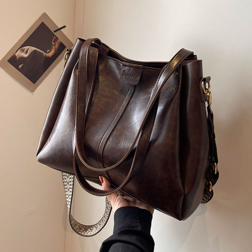 Ladies' Fashionable Large Capacity Crossbody Bag for Autumn/Winter  - A High-End Shoulder Bag with a Trendy Look