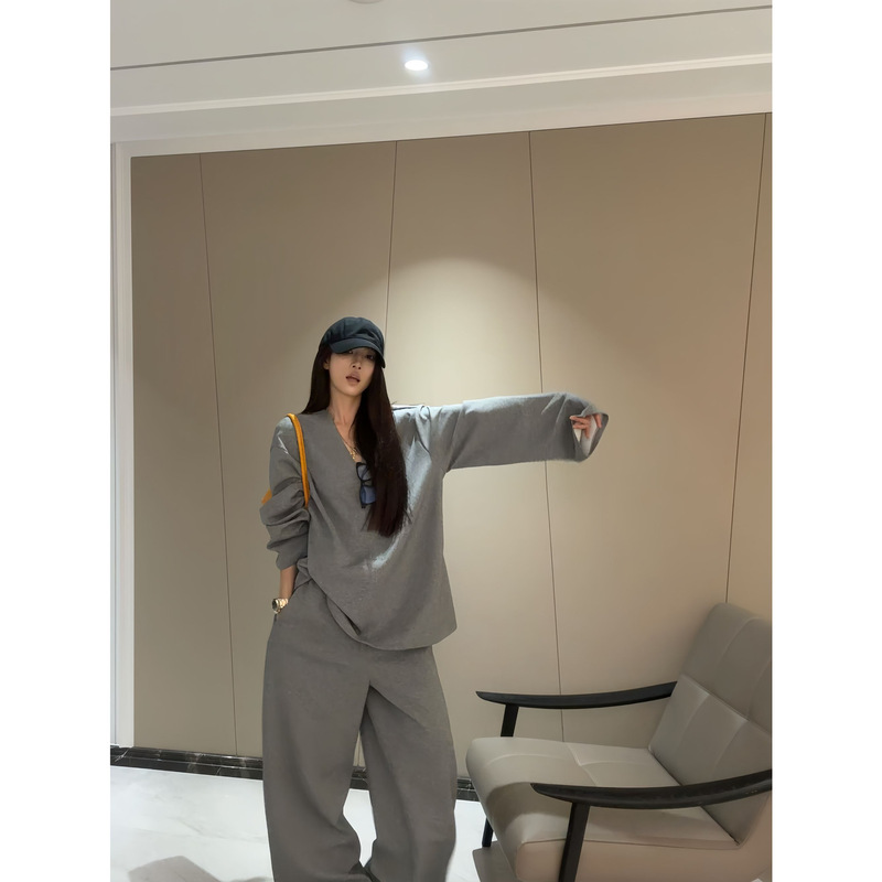 3875 #   [Clip] Light Suit, Airy V Neck Sweatshirt Two-Piece Set, Lazy, Practical, Slimming Look and Versatile