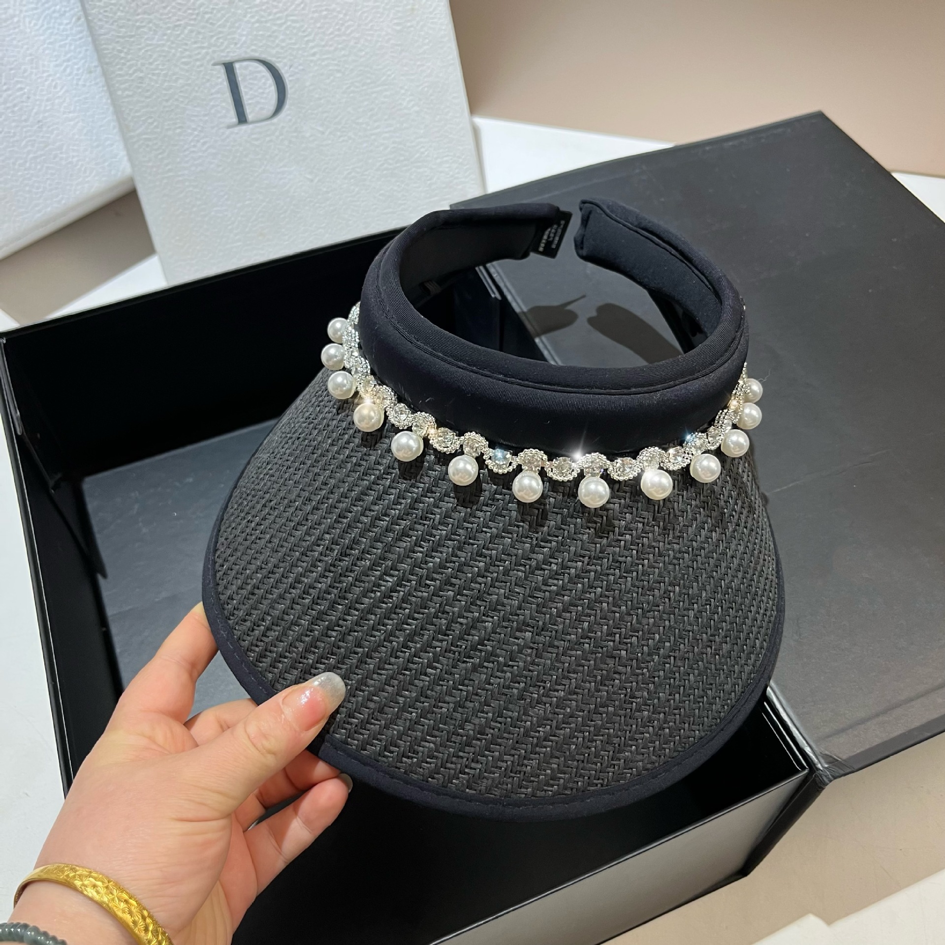 Korean version of Xiaoxiangfeng light luxury pearl rhinestone hollow top for women's summer outdoor travel, lightweight_voghion.com