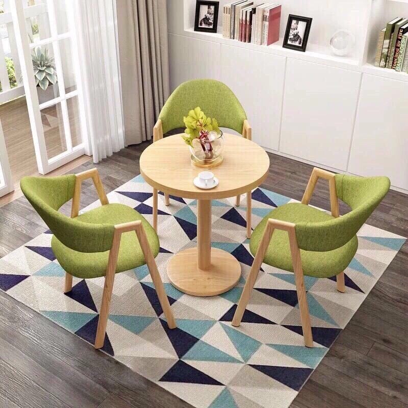 녹색 천으로 된 테이블과 의자 3개 60개