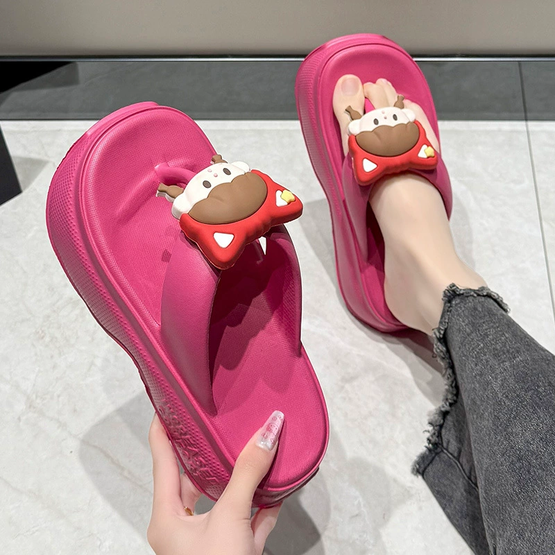 2025 новая женская летняя одежда мультфильм милые шлепанцы креативные дикие пляжные туфли на толстой подошве для домашнего использования EVA