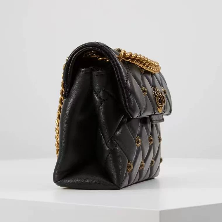 One-shoulder bag with diamond pattern, Chanel style, chain bag