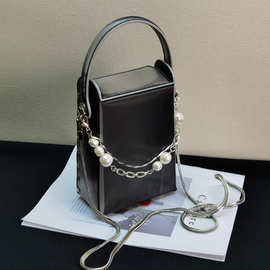 包包女2021新款渐变银色大烟盒斜挎小众设计异性珍珠链条包手提包