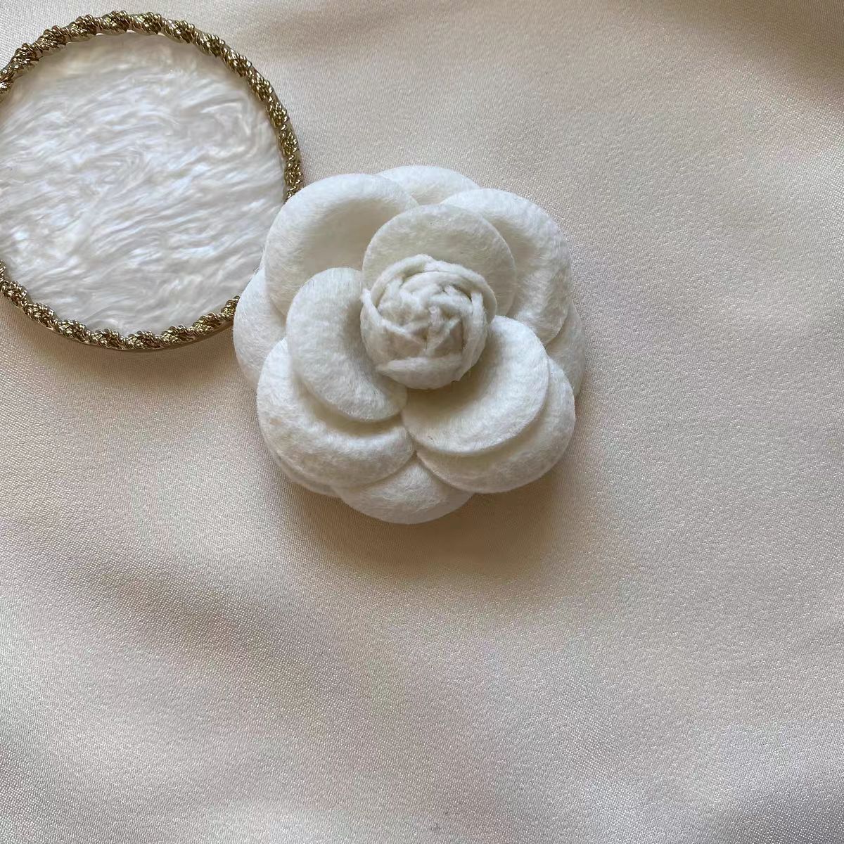 Broche artesanal em formato de camélia, pequeno, perfumado, com pérolas, estilo francês, ideal para decoração de casacos e acessórios de vestuário._voghion.com
