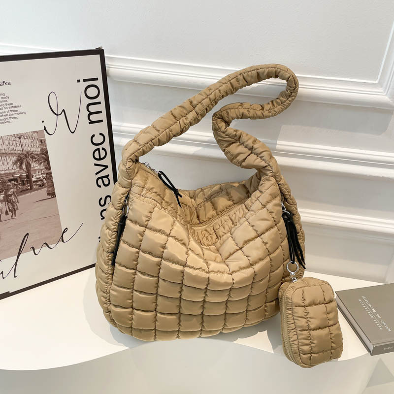 Venta al por mayor transfronteriza de bolsos de nubes plisadas nuevos bolsos maternos versión coreana de bolsos de plumón con algodón tote bolsos de hombro único de gran capacidad