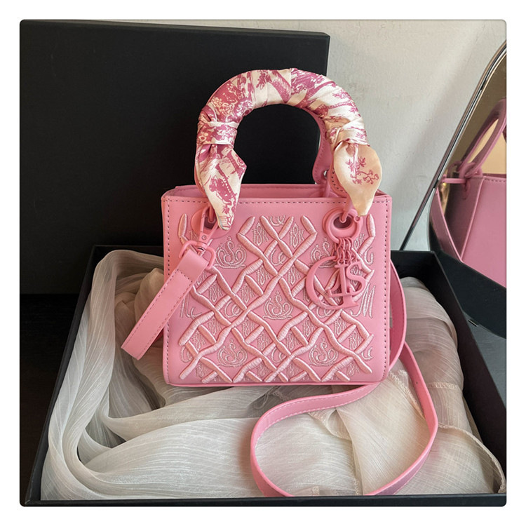 クロスボーダーポータブルダイアナ妃バッグ 2025 新しいハイエンドヘビー刺繍多用途ワンショルダークロスボディレディースバッグ卸売|undefined