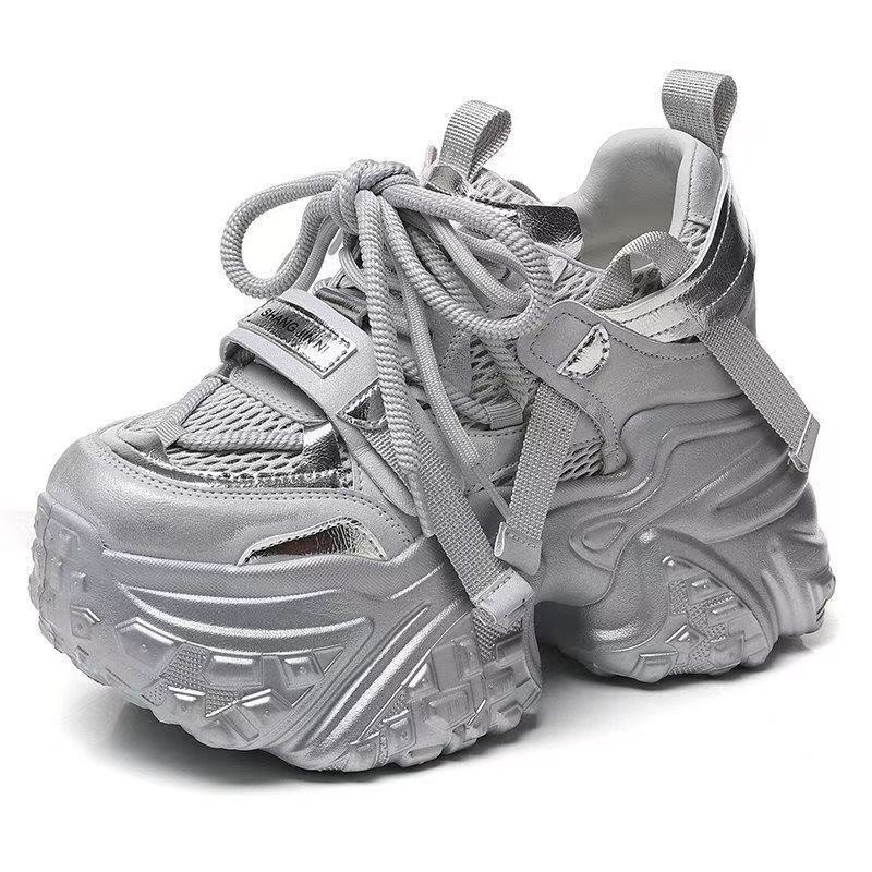 Zapatos de alta altura para mujeres transpirables verano 2026 nuevos zapatos casuales de moda versátiles pequeños muestran pies pequeños