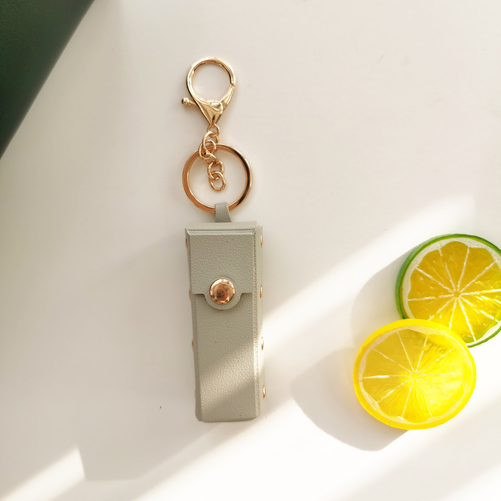 Fábrica directa remache lápiz labial bolsa llavero pequeño regalo PU cuero portátil transfronterizo coche bolsa colgante