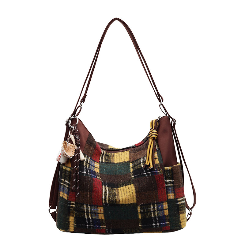 Bolso de gran capacidad de color de choque de ocio y desplazamiento 2025 nuevo bolso trasero de hombro femenino de otoño e invierno bolso especial de hombro único
