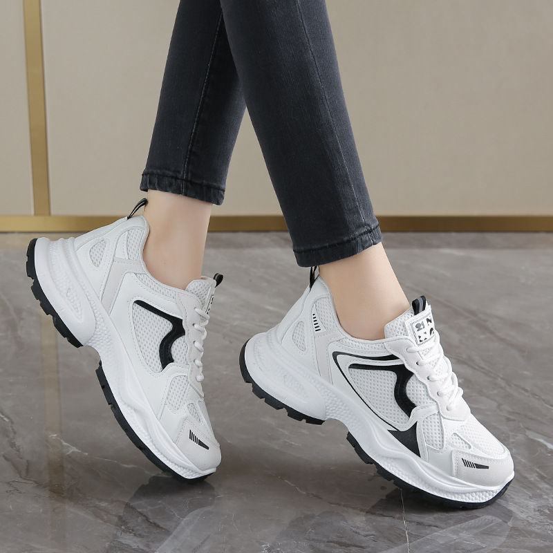 Otoño y invierno 2024 nuevos zapatos de papá para mujeres cómodos transpirables de moda americana de color sólido aumentando la altura de los zapatos de corrida amortiguación explosión