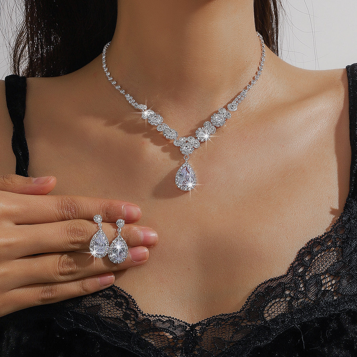 collana donna rete rosso zircone nicchia versatile orecchini ciondolo set metallo clavicola catena fabbrica_voghion.com