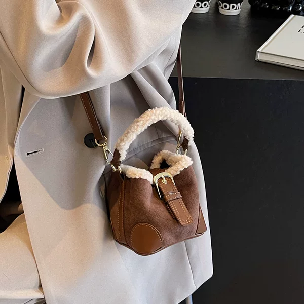 Autumn and Winter bag women's shoulder bag women's casual retro plush bag all-Match mini bag furry portable messenger bag