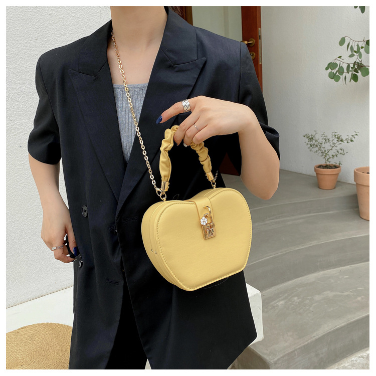 Fashion Portable Messenger Chain Bag display picture 8