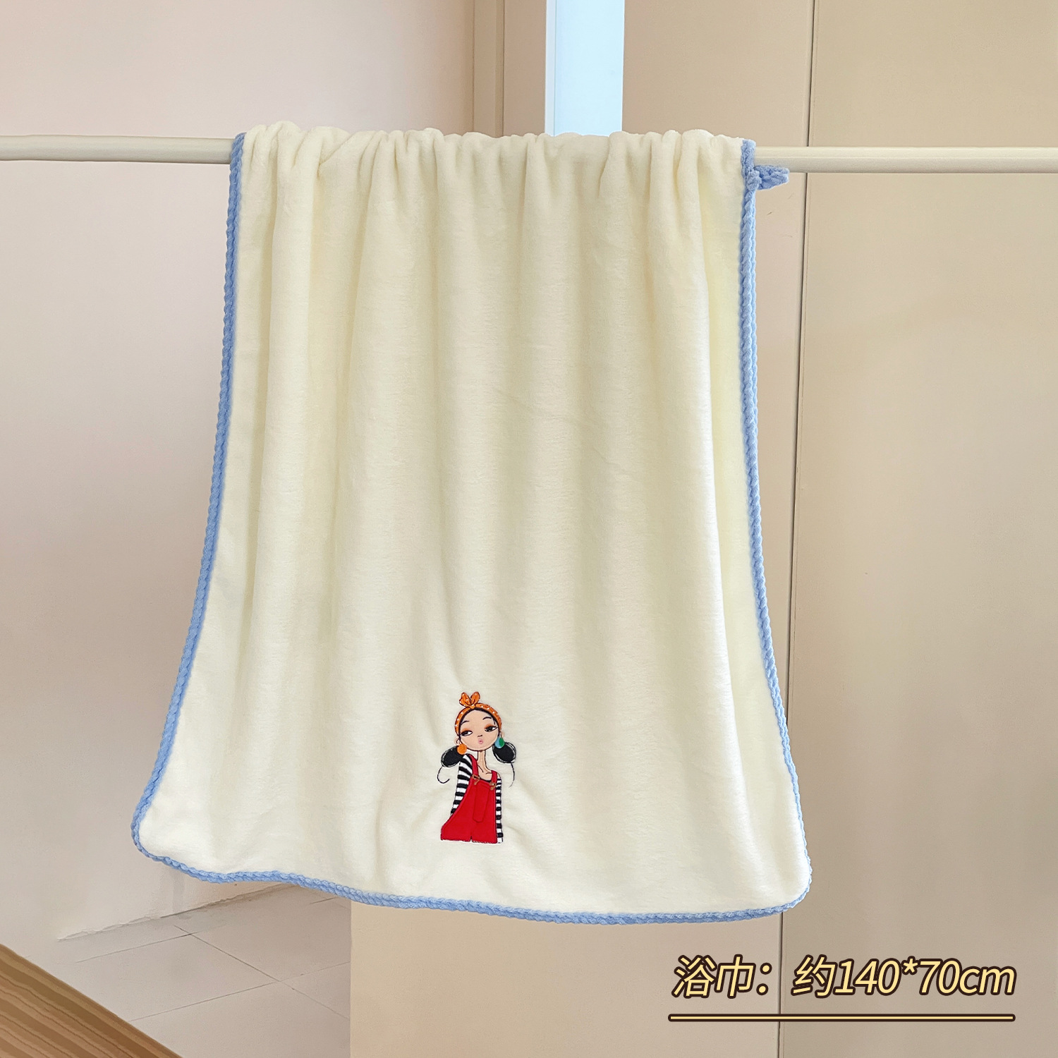 En verano, el hogar absorbe agua y se seca rápidamente. Se puede usar. Se puede envolver en una toalla de baño.