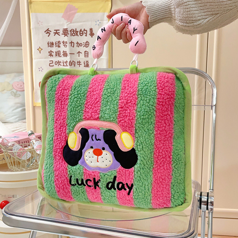 핑크색과 녹색 줄무늬 헤드폰 고양이