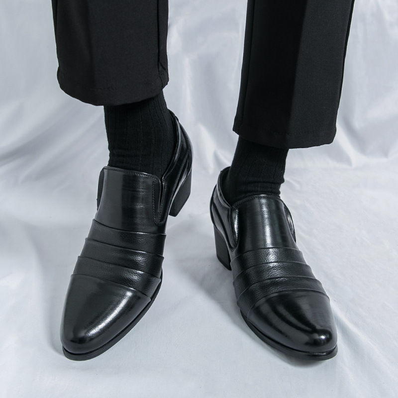 Zapatos de cuero formales de realce interior para hombre 2025 primavera y otoño nuevo estilo británico tacón alto punta puntiaguda suela blanda cubierta de zapatos de hombre joven de corte bajo